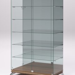 Витрина стеклянная ПРИМАВЕРА КЛАССИК №507 (с дверками, задняя стенка - зеркало), Орех и Дуб Сонома